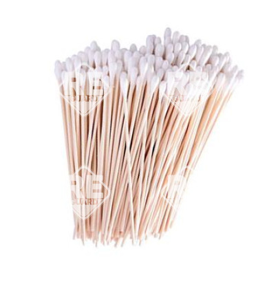 Wattestaebchen mit kleinem Baumwollkopf